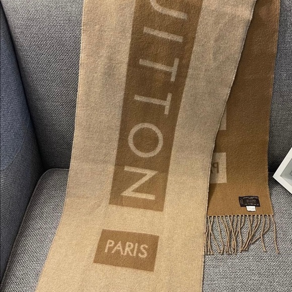 - SOLD- Louis Vuitton 100% cashmere scarf - Picture 7 of 8